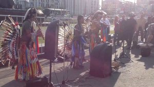 Эквадорские индейцы поют около метро 1905 года