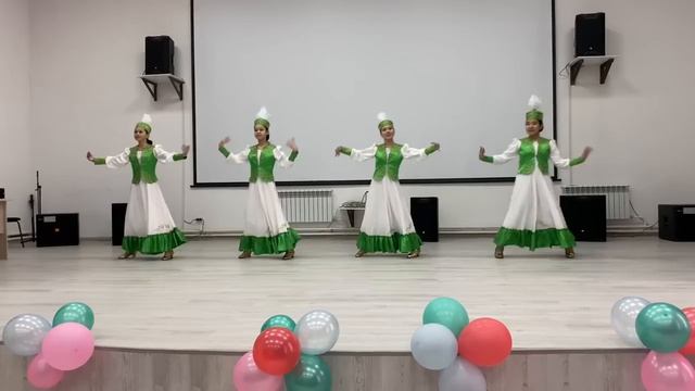 “Гүлдәурен” би ансамблі. Қазақ биі - “Шашу” смотреть онлайн