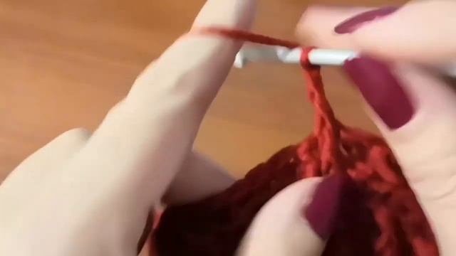 Шапочка крючком. Рельефные столбики и косы.