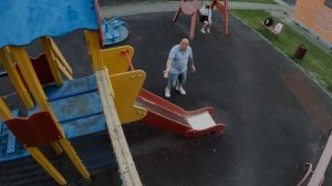 МУЖИК НАПАЛ НА ДЕТСКОЙ ПЛОЩАДКЕ ИЗ-ЗА ПАРКУРА ?