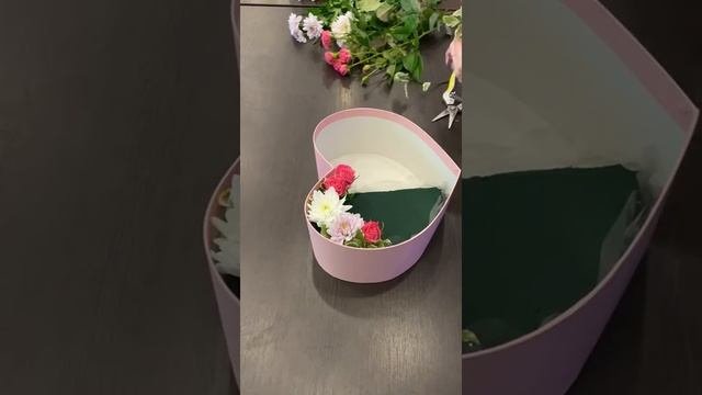 Как сделать коробочку с цветами и конфетами