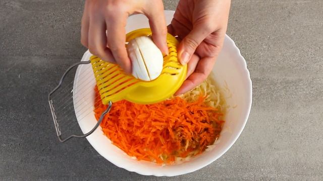 ? Салат с капустой, морковью и яйцом — видео рецепт