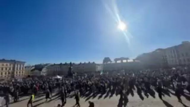 Мальчик поет песню. Про Украину
