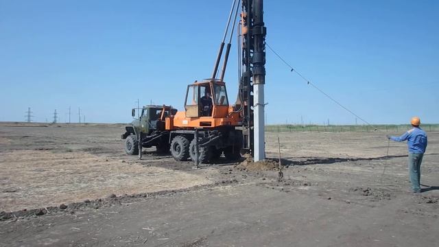 забивка сваи (300х300мм) длиной 7 метров в лидерную скважину 350 мм. смотреть онлайн