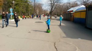 Гироскутер с ручкой Сегвей Первый раз катаемся в парке Учимся кататься на гироскутере