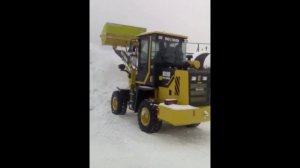 Фронтальный погрузчик Boulder WL20M 2016 г. в работе, уборка снега.