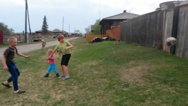 Пинает мячь смотреть онлайн