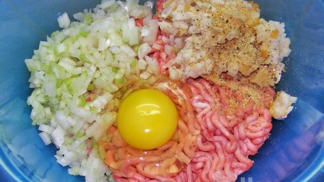 Мясные зразы с начинкой из сыра, зелени и чеснока