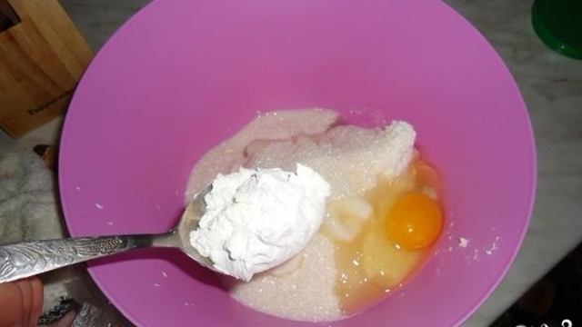 Вкусный пирог с вишней и творогом