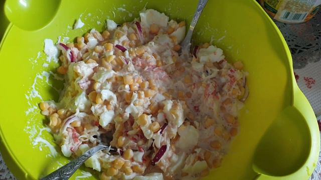 Салат из крабового мяса и хлеб фокачча (Crabmeat salad and focaccia bread)