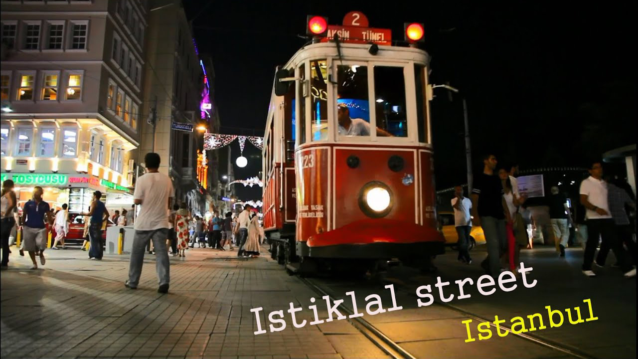 Турция -  Стамбул - Прогулка по улице Истикляль в районе Бейоглу