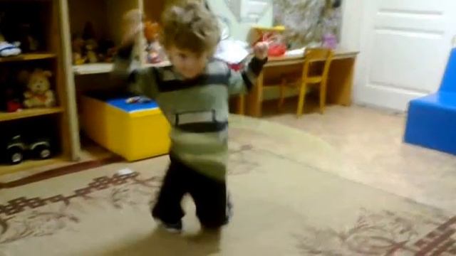 Шаг 3. Учимся падать на колени. Это самый сложный шаг. Поэтому выполняется в самом конце. смотреть онлайн