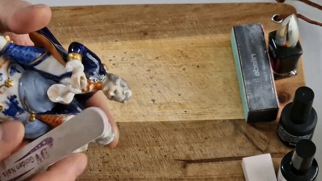 реставрация фарфоровых фигур делаю сломанный палец у дамы .