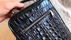 Брутальная мужская сумка из кожи крокодила, в чёрном цвете.