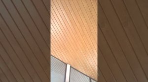 Металлический сайдинг на потолке.