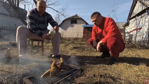 Готовим свинные уши во дворе на костре