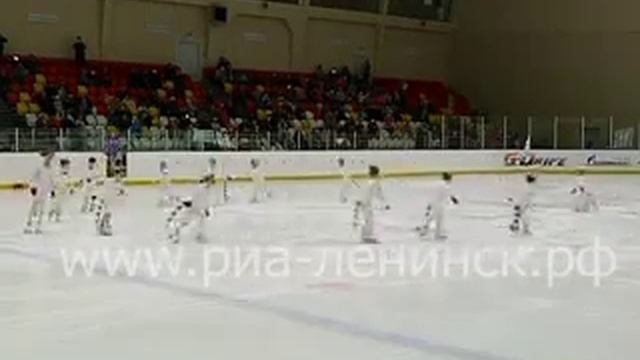 Показательные выступления юных фигуристов