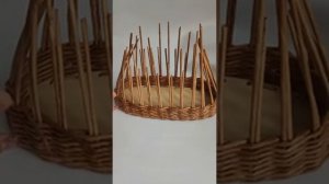 Небольшая корзина к Пасхе из бумажной лозы.