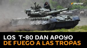 Los tanques T-80 dan su apoyo de fuego a las unidades