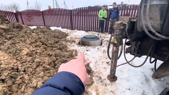 Бурение колодца машиной в Клинском районе Московской Области д Захарово . Колодец зимой . смотреть онлайн