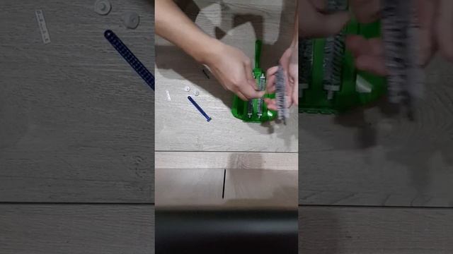 Как почистить ручной пылесос от волос.