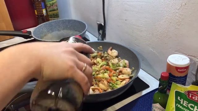 Стеклянная лапша с креветками и овощами смотреть онлайн