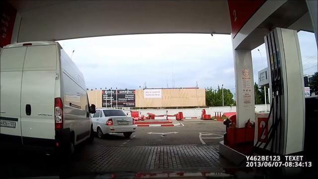 На заправке