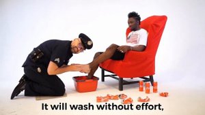 Полицейский целует ноги темнокожему парню в знак уважения