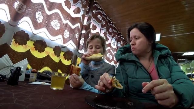 УЕХАЛИ ИЗ ДЕРЕВНИ/ПРОБУЕМ УЛИЧНУЮ ЕДУ #ХАЛЯЛЬ/ЗАВАЛИЛО ПО САМОЕ НЕ ХОЧУ/КСЮХА ЕСЛИ ХОЧЕТ ТО ДЕЛАЕТ!