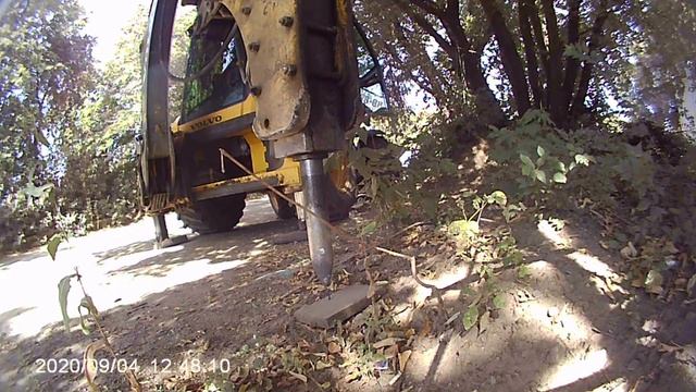 Забить дюбель гидромолотом... Получится? Экскаватор погрузчик VOLVO BL71B смотреть онлайн