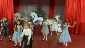 Новогодний танец от учащихся 2-3 классов