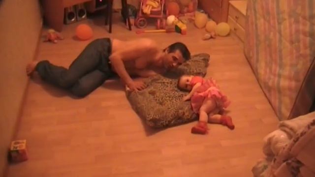 Папа укладывает ребенка спать. Папа укладывает дочку спать. Папа уснул. Современные родители. Папа с дочкой в обнимку.