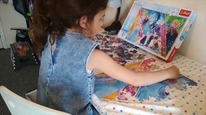 Лиза собирает пазл Frozen на 260 штук