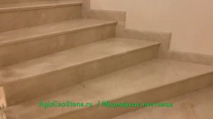 Мраморная лестница холл в частном доме.