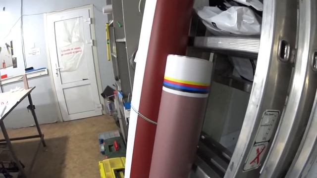 Наружная реклама. Изготовление и монтаж перегородки из дерева.