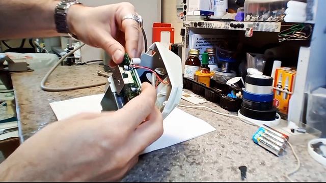 Ремонт тонометра UA-777 AND. Не работает от батареек. смотреть онлайн