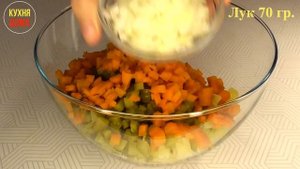 Салат из курицы. Салат с куриной грудкой. Салат с курицей, картошкой и солеными огурцами.
