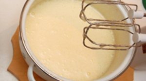 Шарлотка с замороженными яблоками