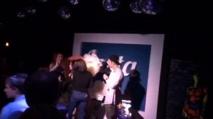 Две девушки оголяются в клубе Каменск-Шахтинска