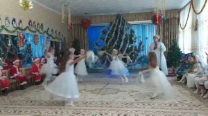 Танец Снежинок новый год 2020-2021 (средняя группа)