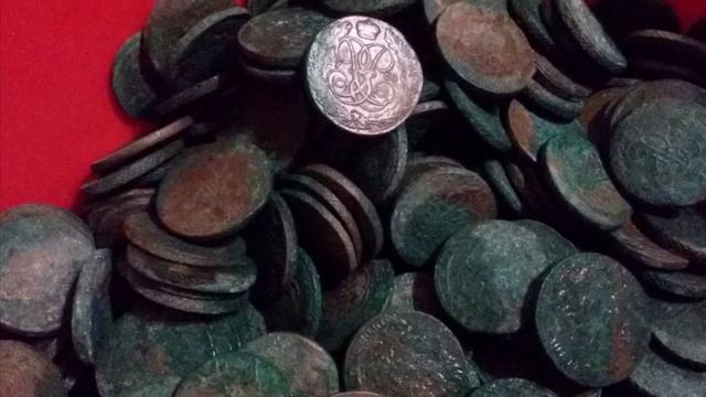 ЖИРНЫЙ КЛАД - 16 КГ МОНЕТ!!! ГОРШОК ЕЛЕ ТАЩИЛ ПО ПОЛЮ!!! смотреть онлайн