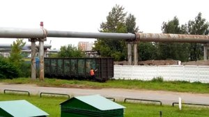 Маневровый тепловоз ТГМ4Б-0676 с грузовым вагоном.
