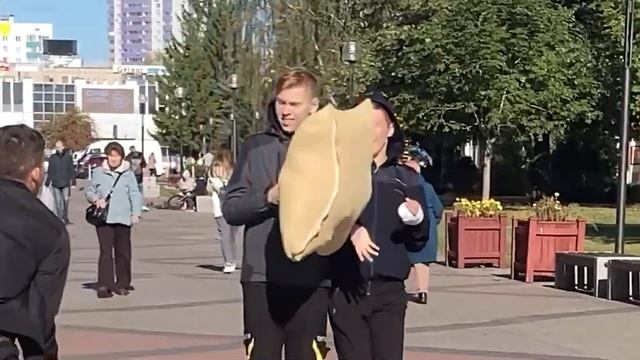 ПОДРАЛСЯ с ПРОХОЖИМИ НА ПОДУШКАХ В Центре Города ПРАНК! Это ЖЕСТЬ! ПОЛУЧИЛ по ЛИЦУ! РАЗБИЛ ТЕЛЕФОН!
