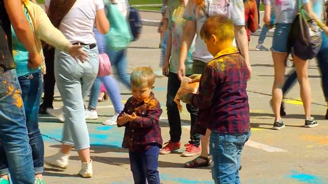 В Благовещенске рассыпали больше ста килограммов сухой краски смотреть онлайн