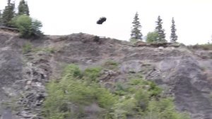 Скидывают машины с обрыва