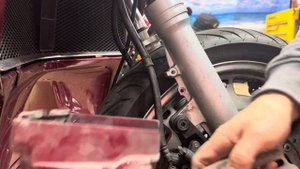 HONDA GL1500 GOLDWING, FRONT WHEEL, FENDERS AND BRAKE CALIPER'S REMOVAL #Honda Goldwing