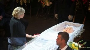 ДО СЛЁЗ! КОЛЛЕГИ С ТРУДОМ СТОЯЛИ У ГРОБА... Фото с похорон Ирины Мирошниченко взорвали сеть!