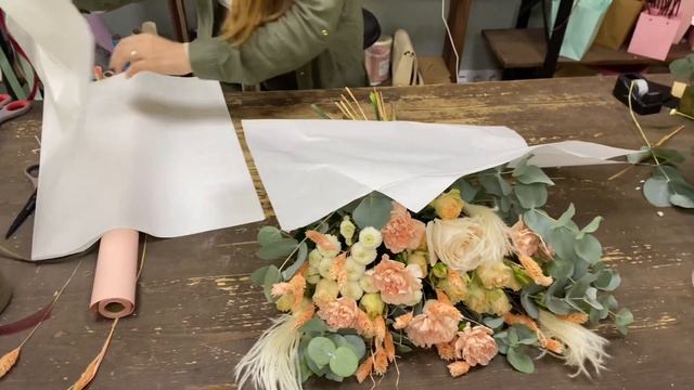 От этого видео у меня мурашки по коже/ Упаковка букета с добавлением сухоцветов/ Букет на 130 р смотреть онлайн