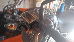 Suzuki Dl1000 v-strom clutch fluid change with a "solo brake bleeder". Motorcycle maintenance.