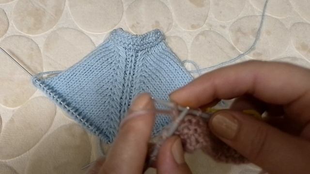 Регланная линия с вытянутыми петлями, спицами.